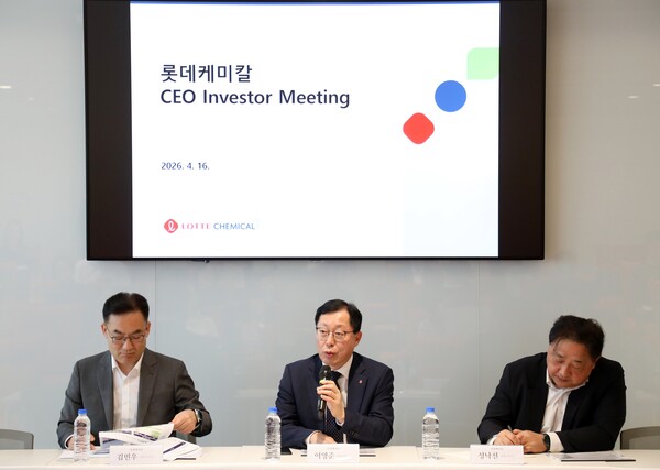 ▲ 롯데케미칼 이영준 총괄대표가 16일 오후 진행된 ‘CEO Investor Meeting’에서 질의에 답변하고 있다.