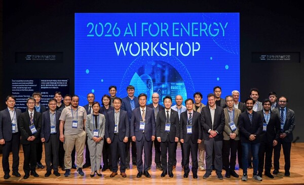 ▲ 에너지기술연구원이 20일부터 21일까지 RD20과 ‘2026 AI for Energy 워크숍’을 개최하는 가운데 구현모 前 KT CEO, 김영식 NST 이사장, 이호현 기후부 차관, 이창근 에너지연 원장, Ray Grout NLR 디렉터 등 참석자들이 기념 촬영을 하고 있다.