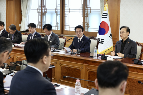▲ 김민석 국무총리가 20일 정부서울청사에서 ‘새만금ㆍ전북 대혁신 TF’2차 회의를 갖고 있다.
