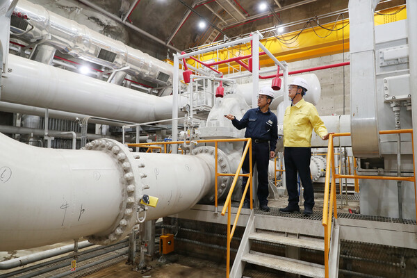 ▲ 손주석 석유공사 사장(우)이 21일 거제 석유비축기지를 방문해 석유수급 안전 지원을 위한 비축유 스와프(SWAP) 현장을 점검하는 모습.