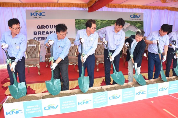 ▲ 기공식 참석자들이 기념 시삽과 함께 사업 성공을 기원하는 인도 현지 전통 의식을 진행했다.