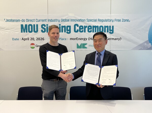 ▲황규철 녹색에너지연구원장과 Michael Jordan morEnergy(CTO)가 악수를 나누는 모습.