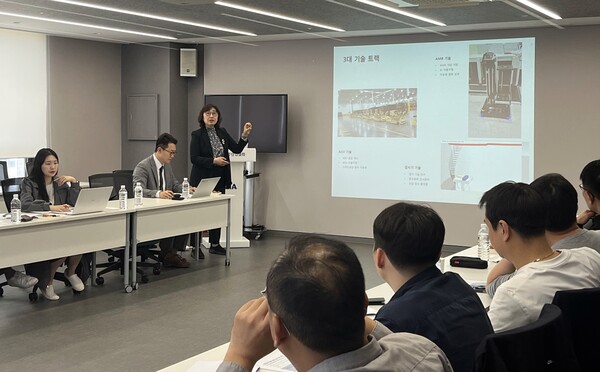 ▲한국화학산업협회에서 22일 열린  ‘2026년 제1차 화학산업 안전대응반’ 참석자들이 안전관리 대응전략 세션을 경청하고 있다.