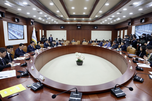 ▲ 김민석 국무총리가 정부서울청사에서 ‘제9차 비상경제본부’ 회의를 주재하고 있다.