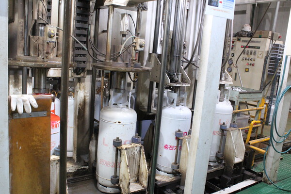 ▲ 용기 재검사기관에서 LPG용기에 대한 검사 업무를 진행하고 있는 모습.