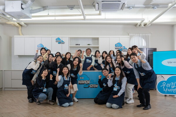 ▲ 에드워드 리 셰프와 나비엔 에어크루가 단체 기념촬영을 하고 있다. (사진 제공=경동나비엔)