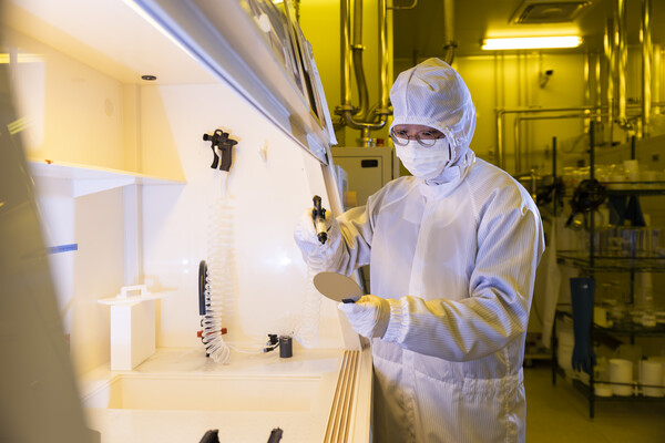 ▲ 정부가 AI·전기차·데이터센터 수요 확대에 대응,  ’차세대 전력반도체 산업 육성 로드맵‘의 진행상황을 발표했다. 사진은 전기연구원 내 전력반도체 연구 현장.