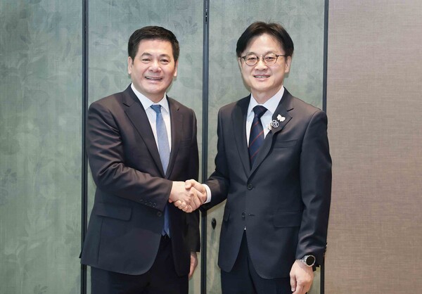 ▲ 김정관 산업부 장관이 31일  응우옌 홍 지엔(Nguyen Hong Dien) 베트남 산업무역부 장관과 면담을 갖고 양국 간 교역·투자확대 방안과 현지 진출한 우리기업의 애로 등을 논의했다.