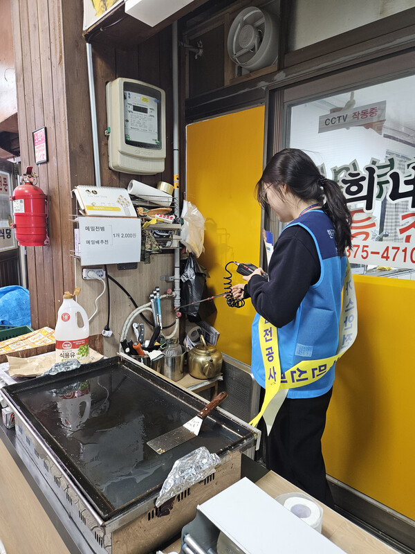 ▲ 한국가스안전공사 강원광역본부는 23일 춘천 중앙시장 일원에서 봄철 해빙기 가스사고 예방을 위한 민·관 합동점검과 캠페인을 열었다.