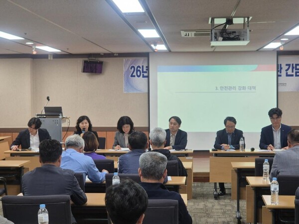 ▲ 한국가스안전공사 충북본부와 청주시가 가스안전관리 체계 점검 및 사고 예방 대책 마련을 위한 긴급 간담회를 열고 있다.