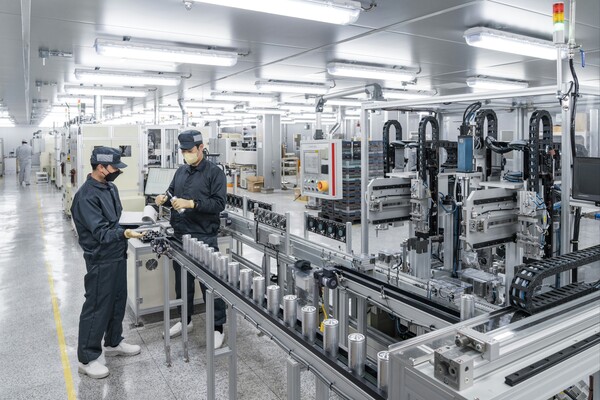 ▲LS머트리얼즈 직원들이 군포공장에서 캐패시터를 생산하고 있다.