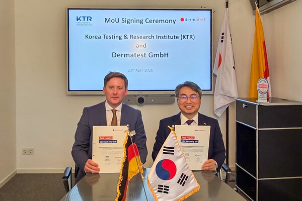 ▲ 김현철 KTR 원장(우)이 독일 더마테스트 마르셀 포스 CEO와 상호 협력체계 구축을 위한 업무협약을 체결한 후 포즈를 취하고 있다.