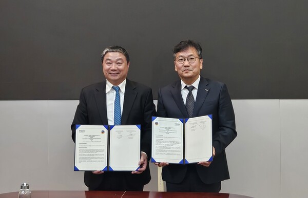 ▲ Tran Binh Trong VDGM 국장과 이명종 KIGAM 부원장(오른쪽)이 KIGAM-VDGM Agreement under MOU 체결 후 기념촬영을 하고 있다.