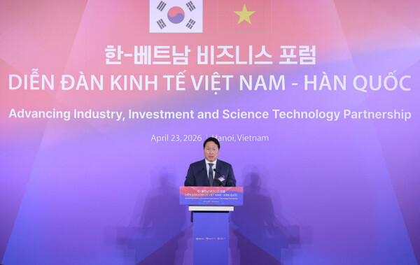 ▲ 최태원 SK회장 겸 대한상공회의소 회장이 23일 베트남 하노이에서 열린 한-베트남 비즈니스 포럼에서 환영사를 하고 있다.