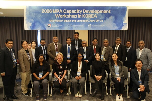 ▲ 여기동 해양보전본부장을 비롯 ‘개도국 해양보호구역 관리자 역량강화 워크숍’참석 스리랑카 공무원들이 기념촬영을 하고 있다.