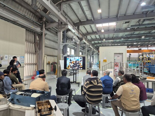 ▲ 해양환경공단이 공단의 우수한 해양환경 보전 및 관리 기술을 스리랑카 공무원들에게 전수하고 있는 모습.