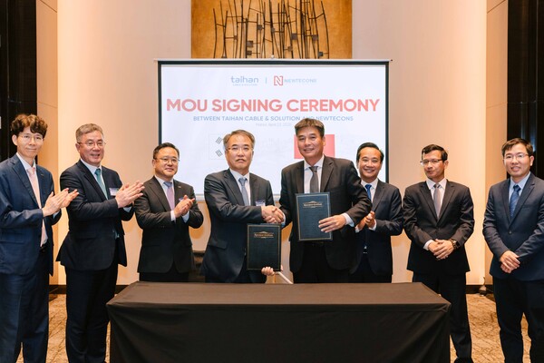 ▲현지시각 23일 대한전선이 한-베트남 비즈니스 포럼에서 뉴테콘社와 MOU를 체결했다(왼쪽 네번째부터 송종민 대한전선 부회장,  응우옌 콴 투이 뉴테콘 CEO).