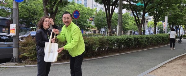 ▲ 대구가스판매조합의 가스안전 캠페인에 동참한 수성구 만촌1동, 범어 2.3동 무소속 김희섭 의원이 지역 주민들에게 에코백을 나눠주며 기념 촬영을 하고 있다.