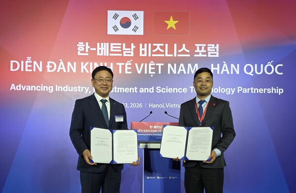 ▲박상형 한전KDN 사장(왼쪽)과 응우엔 만호 Viettel Solutions 사장(왼쪽부터)