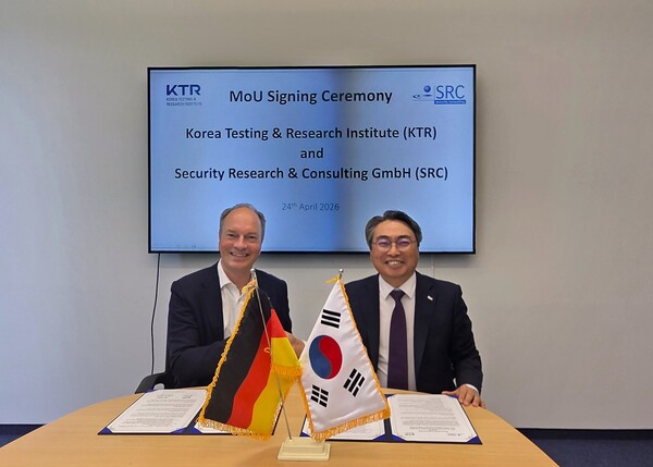 ▲ 김현철 KTR 원장(우)이 내년 하반기 시행을 앞둔 CRA 대응을 위해 마르쿠스 쉬라크 독일 SRC 상무이사와 상호 협력체계 구축 업무협약을 체결한 후 포즈를 취하고 있다.