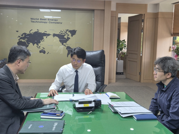 ▲임종석 가스기술공사 사장(가운데)은 취임 직후 첫 번째 보고사항으로 윤리경영 현안을 직접 점검했다.
