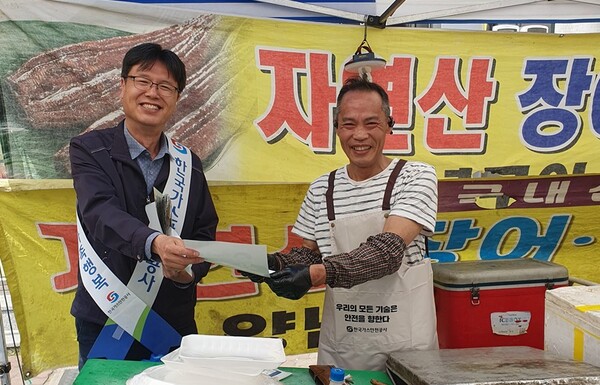 ▲ 이동엽 가스안전공사 경북북부지사장이 안동 장날을 맞아 안동 중앙신시장 장터거리에서 상인 및 방문객들에게 안전수칙 안내문을 전달하고  있다.