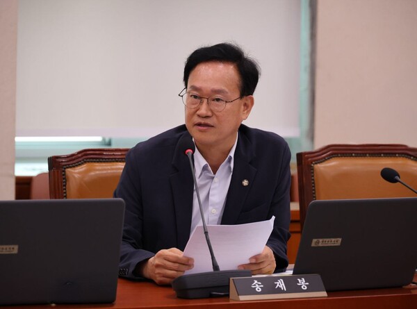 ▲ 정부를 상대로 한 국정감사장에서 질의하는 송재봉 의원의 모습.