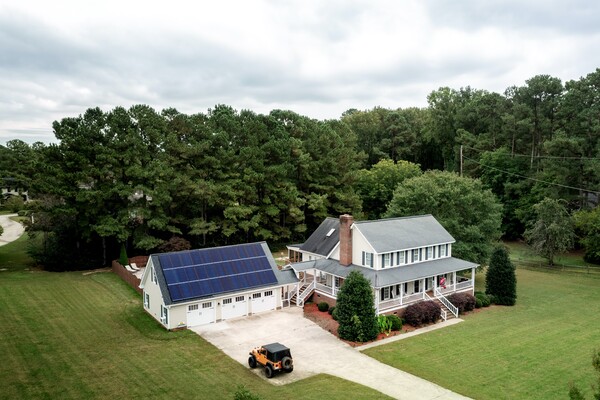 ▲한화큐셀의 주택용 태양광 모듈이 설치된 미국 노스 캐롤라이나주 주택 전경.