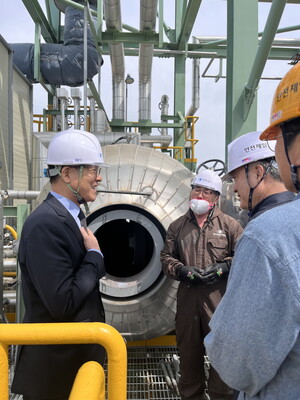 ▲ 최재관 이사장(왼쪽)이 한주 관계자로부터 설명을 듣고 있다.