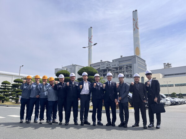 ▲최재관 에너지공단 이사장(오른쪽 네번째) 등 관계자들이 기념촬영을 하고 있다.