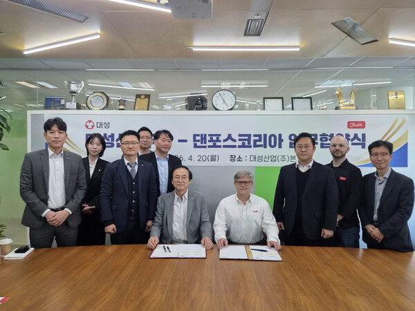 ▲ 이원호 대성산업(주) 기계사업부 대표가 댄포스코리아 센서사업부와 업무협약을 체결한 후 건설기계 및 농기계용 핵심 센서 제품 공급과 센서 기반 솔루션 협력에 나섰다.