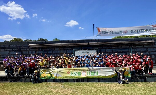 ▲안양시 4개 종합사회복지관 자원봉사자들이 파주 벽초지 수목원에서 기념촬영을 하고 있다.
