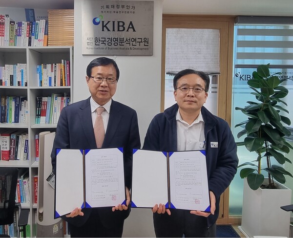 ▲ 한상원 가스전문검사기관협회 회장이 소형LPG저장탱크 적정 검사 수수료 산정을 위한 연구용역 계약을 체결한 후 김민선 KIBA 원장과 포즈를 취하고 있다.