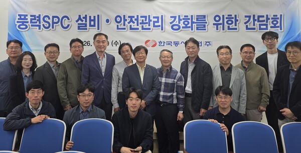 ▲간담회 참석자들이 기념촬영을 하고 있다.