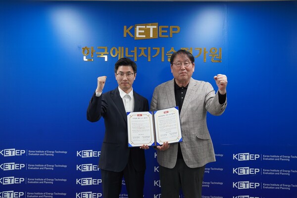 ▲송수원 노조위원장과 이승재 원장이 기념촬영을 하는 모습.