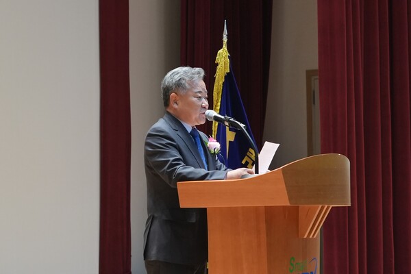 ▲김성진 이사장이 취임사를 낭독하고 있다.