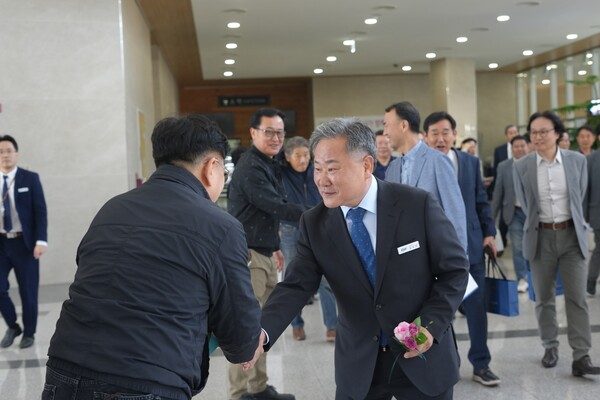▲김성진 신임 전력거래소 이사장이 직원들과 악수를 나누는 모습.