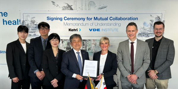 ▲ 신동준 KATRI시험연구원 원장(좌 4번째)이 Dr. Beate MAND VDE Institute 대 표이사(우 3번째) 및 참석자들과 기념 촬영을 하고 있다.