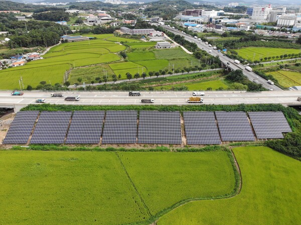 ▲메가솔라이엔지가 시공한 750kW 안성 보체리 도로공사 유휴부지 태양광 발전소.