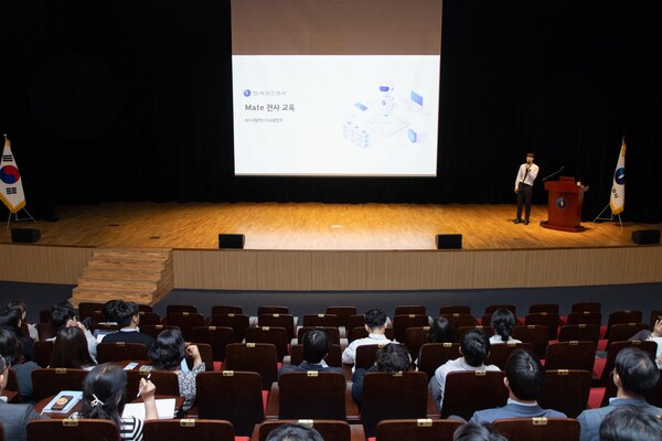 ▲가스공사가 사내 전용 AI 모델 ‘업무 Mate’를 오픈하고 직원들을 대상으로 교육하고 있다.