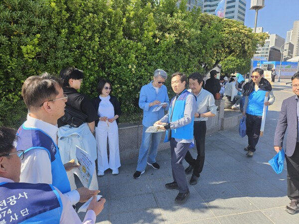 ▲ 부산광역권의 한국가스안전공사 본부 및 지사들이 13일 해운대 해수욕장에서 가스사고 예방 합동 캠페인을 열었다.