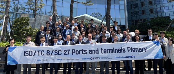 ▲  ‘항만 및 터미널 국제표준화기구(ISO/TC 8/SC 27) 총회’에 참석한 한국·미국·중국·일본·프랑스 등 13개국관계자들이 기념 촬영을 하고 있다.