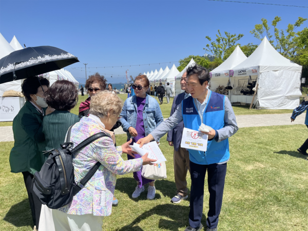 ▲ 한국가스안전공사 부산광역본부는 2026 글로벌 영도커피페스티벌 현장에서 가스시설 안전관리 실태를 점검하고 가스안전 캠페인을 가졌다.