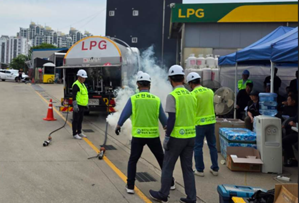▲ LPG 누출 상황을 가정해 서일산업(주) 부평충전소에서 벌크로리 위기대응 훈련이 실시되고 있다.
