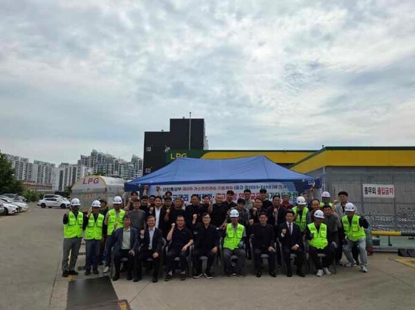 ▲ LPG판매협회 벌크위원회에서 진행한 벌크로리 순회점검 및 위기대응 훈련 참석자들이 단체 기념 촬영을 하고 있다.