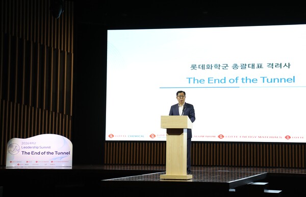 ▲ 이영준 롯데화학군 총괄대표가 2026 Leadership Summit에서 임직원들에게 격려사를 전달하고 있다.