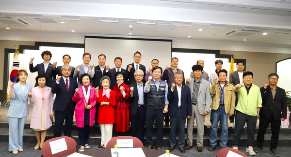 ▲행사에 참석한 주요 관계자들이 기념촬영을 하고 있다.