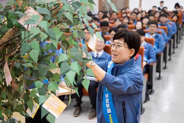 ▲ 한국가스공사는 22일 인천기지본부에서 협력업체 관계자 등 약 100여명이 참석한 가운데 ‘안전·청렴 실천 결의대회’를 가졌다. (최연혜 가스공사 사장이 안전·청렴 다짐 트리 만들기를 하고 있다.)