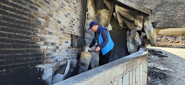 ▲ 2025년 발생한 산불 피해 현장에서 한국가스안전공사 직원이 산불로 피해를 입은 LPG 소형저장탱크의 상태를 점검하고 있다.(사진제공: 한국가스안전공사)