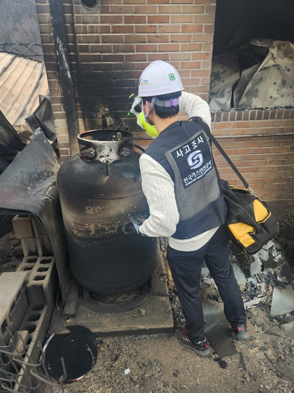 ▲ 2025년 발생한 산불 피해 현장에서 한국가스안전공사 직원이 산불로 피해를 입은 LPG 소형저장탱크의 상태를 점검하고 있다. (사진제공: 한국가스안전공사)